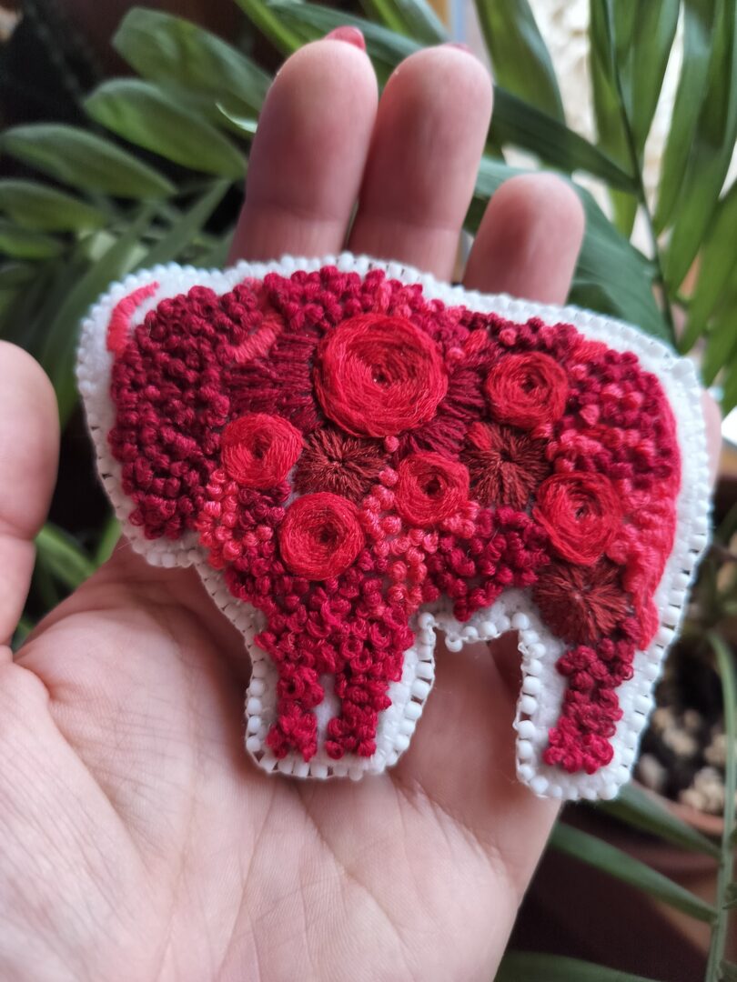 Czerwony żubr - broszka