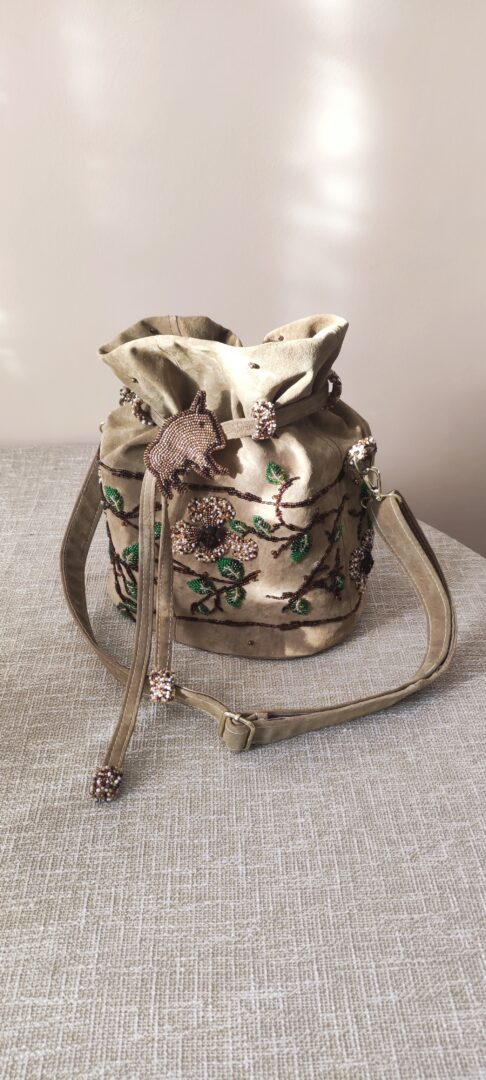 Żubr ukryty wśród kwiatów