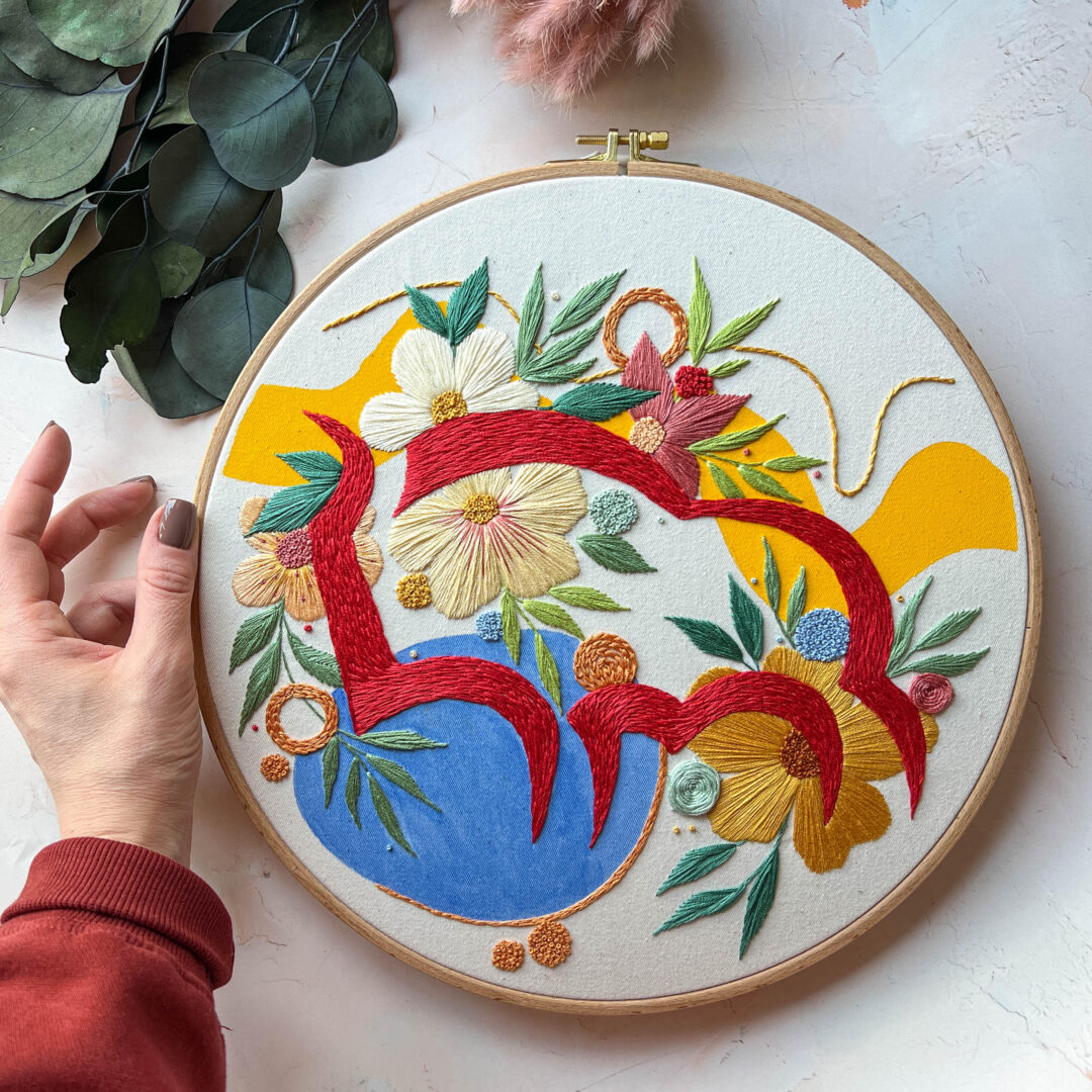 Ręcznie haftowany i malowany tamborek o odwadze