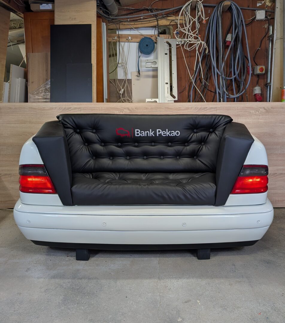 Kanapa z samochodu z haftowanym logiem Banku Pekao