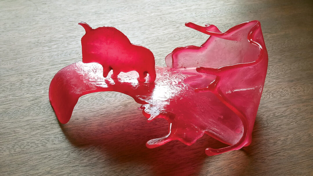 Żubr trzyma się fali