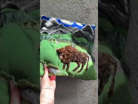 Poduszka z żubrem na tle gór