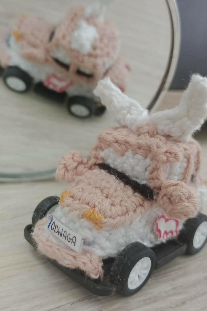 Szydełkowe autko z napędem