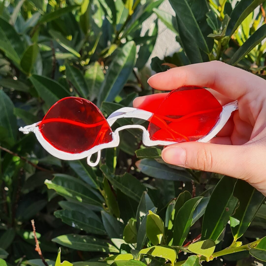 Okulary inspirowawne logo banku.