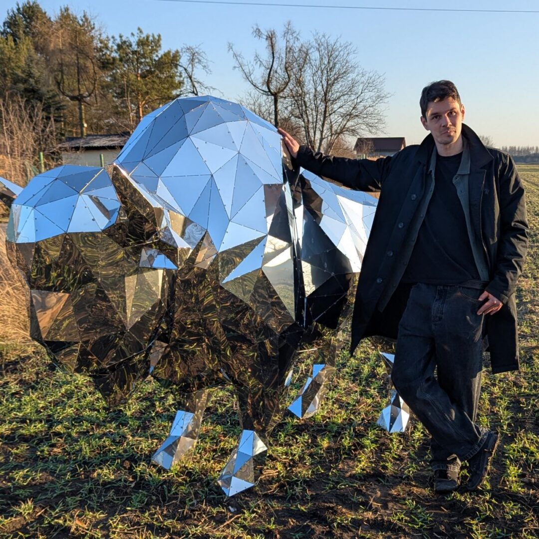 metalowa rzeźba żubra