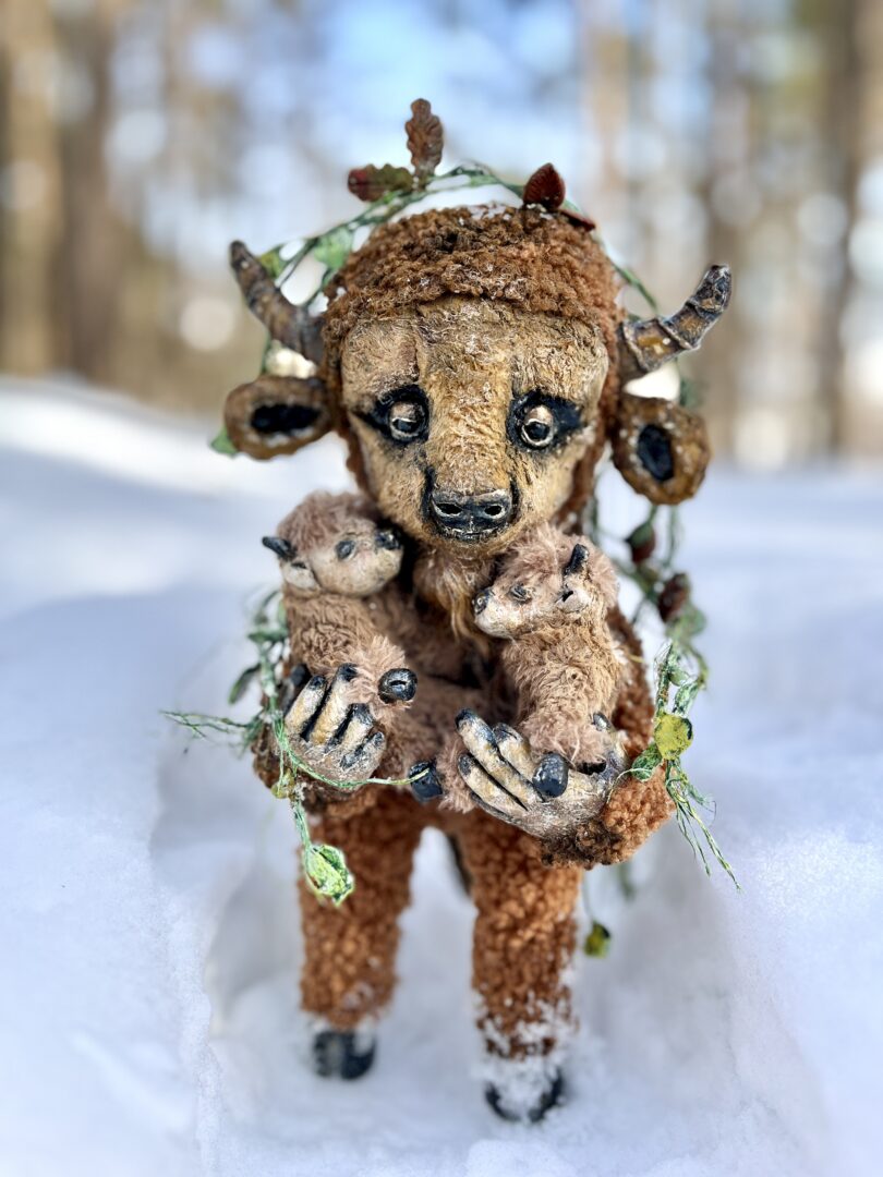 Żubrzyca z młodymi, autorska lalka pozowana